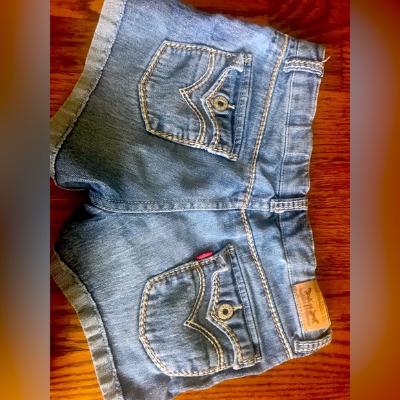 Levi’s Girlfriend Shorty Shorts - Picture 2 of 4
